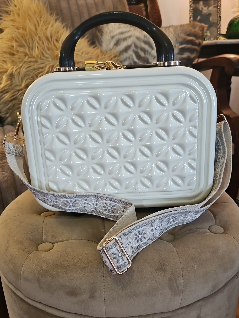 TRIFORCE Hardshell Carry On MU/Toilettries Bag Cream Colour   EUC